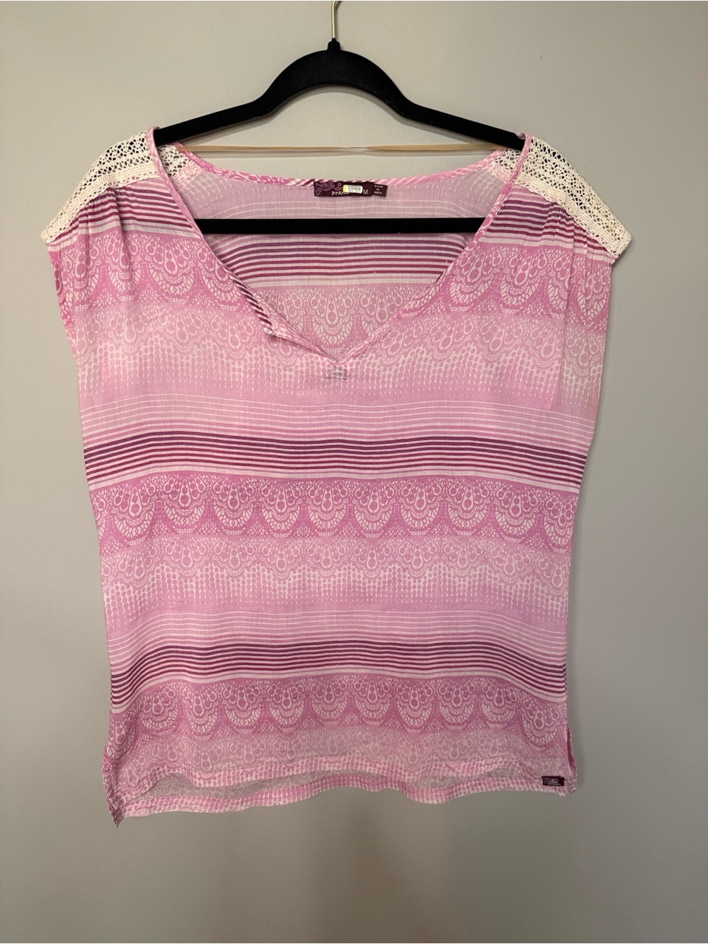 EUC PrAna Illiana Pink Lace-Pattern V-Neck Women's Top Size Medium
